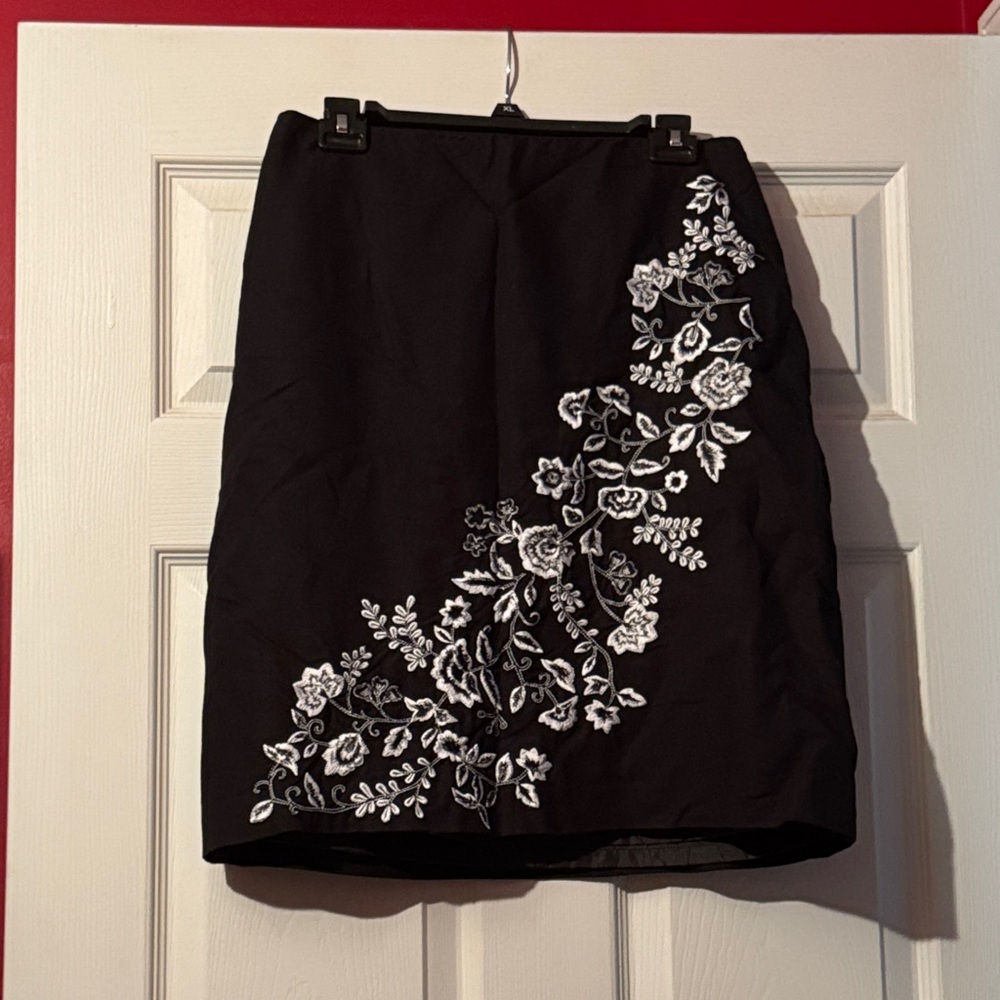 Larry Levine Black Pencil Skirt with White Floral Embroidery